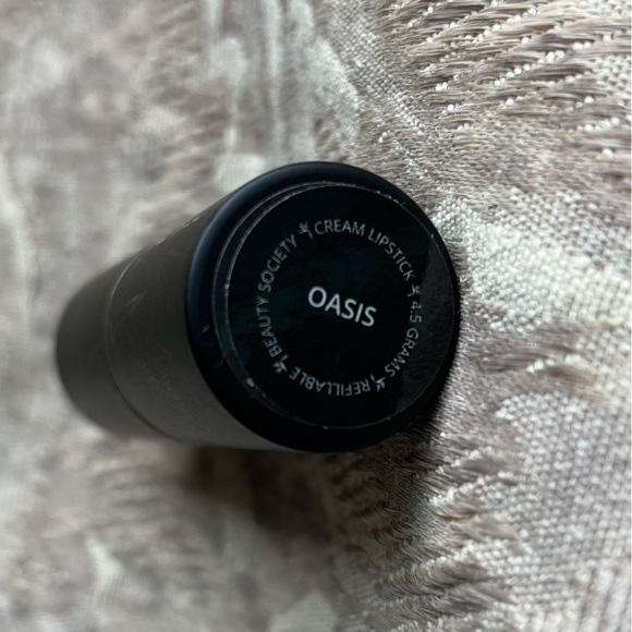 Hydrating Lipstick💄Oasis - Cool Pinky Nude shade - Picture 2 of 7